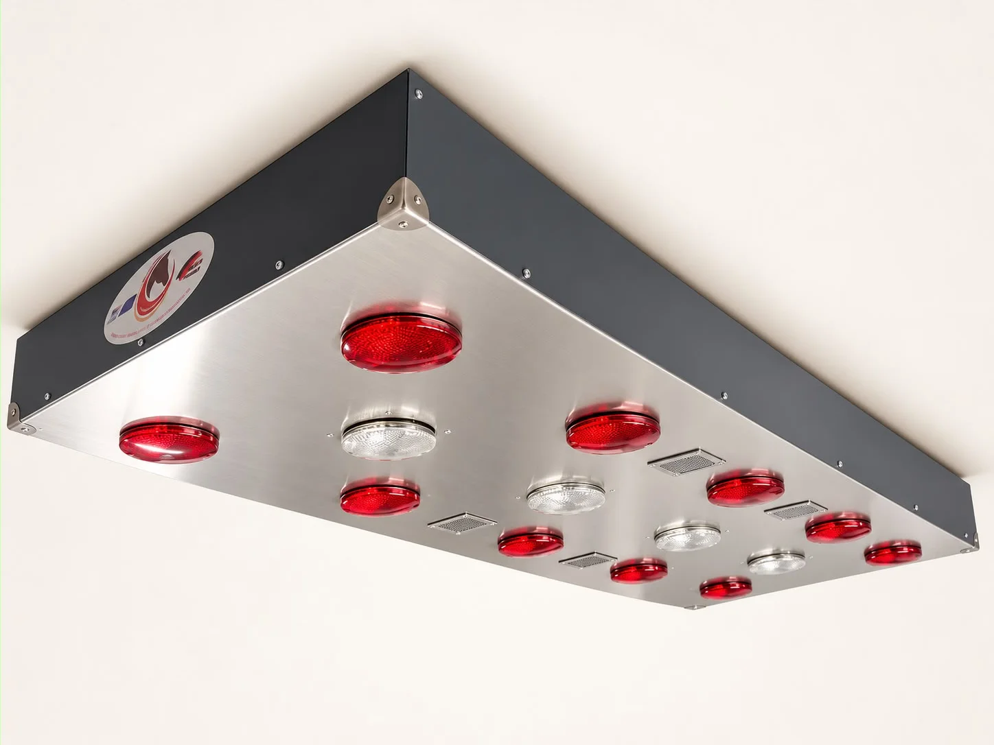 Solaride Easy schräg von der Seite: flaches Aluminiumgehäuse mit anthrazitfarbenem Rand, rote und klare Infrarotstrahler, dazwischen Lüftungsgitter.
