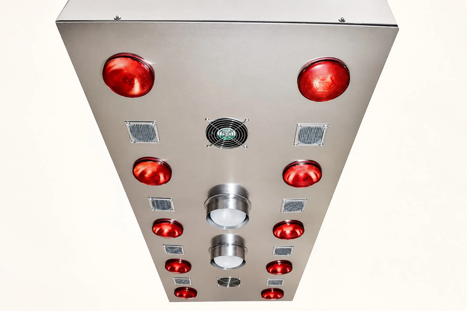 Solaride Easy Plus von unten: zehn rote Infrarotstrahler, in der Mitte zwei UV-Strahler, dazu Lüfter und Lüftungsgitter.