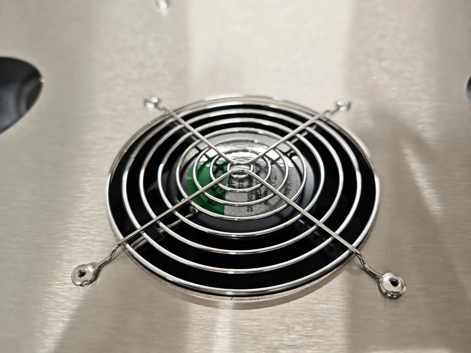 Nahaufnahme eines Lüfters mit Schutzgitter aus gebürstetem Edelstahl am Solaride Profi.