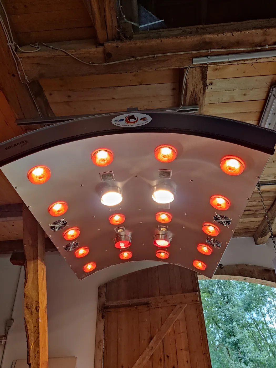 Solaride Profi von unten in Betrieb, die Strahler leuchten.