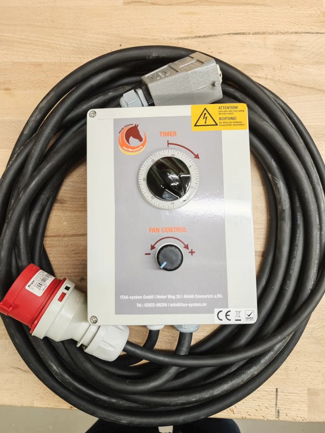Wandkasten mit Drehtimer und Lüfterregelung, Kabel und CEE-Stecker, Ausführung ohne Bezahlsystem.